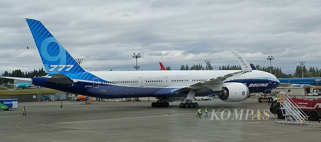 Pesawat uji coba Boeing 777X dipamerkan kepada para jurnalis penerbangan yang hadir di Pabrik Boeing di Everett, Seattle, Amerika Serikat, Rabu (26/6/2024). 777X bisa terbang sejauh 13.500 kilometer untuk varian 777-9 dan 16.190 kilometer untuk varian 777-8.