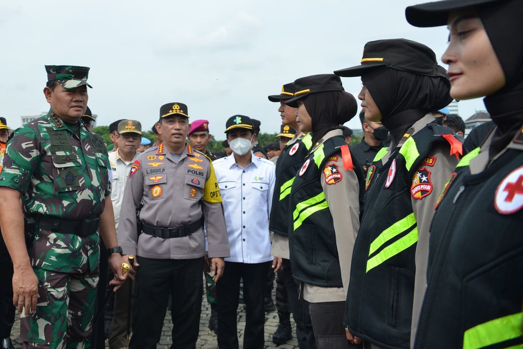 TNI Commander Admiral Yudo Margono and National Police Chief General (Pol) Listyo Sigit Prabowo (left to right) observe the preparations of their members for Operation Lilin in the Monas area, Central Jakarta, Thursday (22/12/2022).