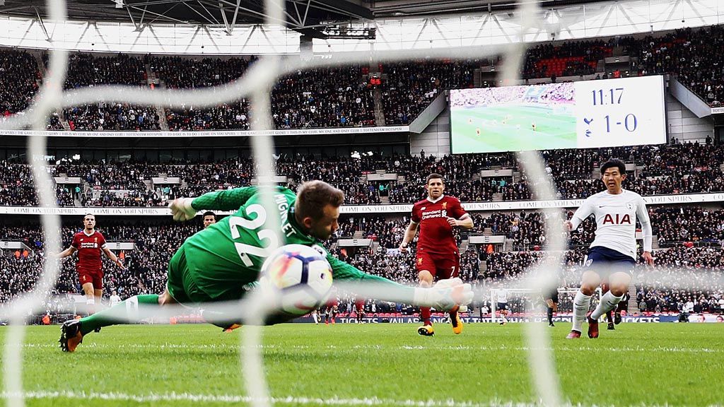   Penyerang sayap Tottenham Hotspur, Son Heung-min (kanan), menceploskan gol kedua Spurs ke gawang Liverpool pada laga Liga Inggris di Stadion Wembley, Minggu (22/10) waktu London. Laga ini berakhir 4-1 bagi kemenangan Spurs yang kini berada di peringkat ketiga klasemen dengan 20 poin, sedangkan Liverpool berada di posisi ke-9 dengan 13 poin. Kekalahan Liverpool ini menambah tekanan bagi Manajer Juergen Klopp.