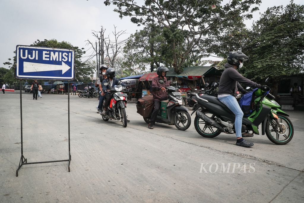 Antrean sepeda motor yang akan menjalani uji emisi di Jalan Perintis Kemerdekaan, Jakarta Timur, Rabu (1/11/2023).