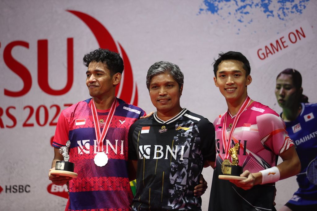 Pebulu tangkis tunggal putra Indonesia, Chico Aura Dwi Wardoyo (kiri), pelatih Irwansyah (tengah) dan Jonatan Christie (kanan), berfoto di podium kehormatan dalam final Turnamen Daihatsu Indonesia Masters 2023 di Istora Gelora Bung Karno, Senayan, Jakarta, Minggu (29/1/2023). Jonatan menang 21-15, 21-13. 