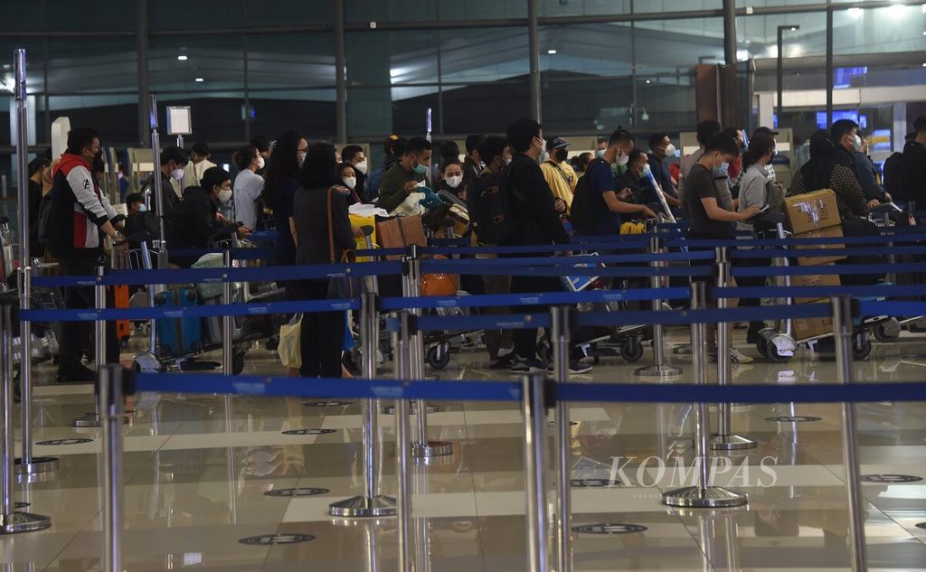 Calon penumpang antre di loket <i>check in </i>di Terminal 3 Bandara Soekarno Hatta di Banten, Rabu (5/5/2021) dini hari. 