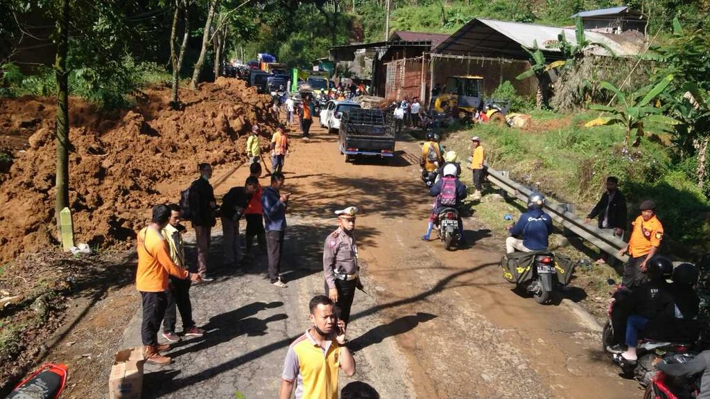 Petugas membersihkan material longsoran di Desa Sigug, Kecamatan Kalikajar, Wonosobo, Jawa Tengah, Sabtu (28/5/2022).