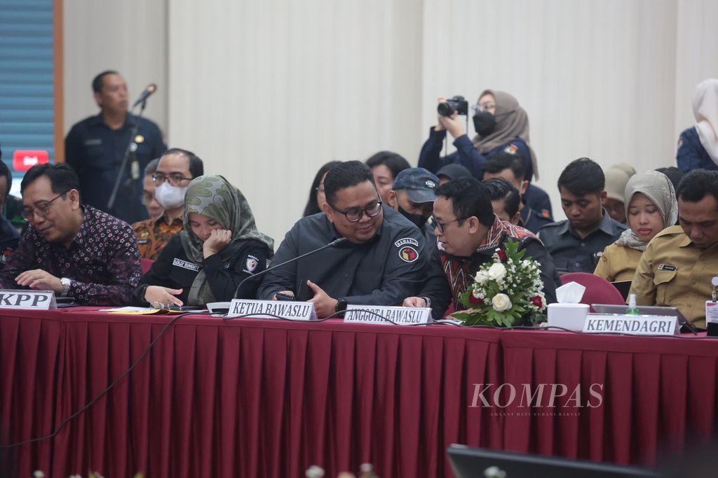 Ketua Badan Pengawas Pemilu (Bawaslu) Rahmat Bagja (tengah) bersama anggota Bawaslu, Puadi (kanan) dan Lolly Suhenty (dua dari kiri), serta anggota Dewan Kehormatan Penyelenggara Pemilu (DKPP) Dewa Kade Wiarsa Raka Sandi (kiri) menghadiri rapat pleno terbuka rekapitulasi daftar pemilih sementara tingkat nasional Pemilu 2024 di Kantor KPU, Jakarta, Selasa (18/4/2023). 