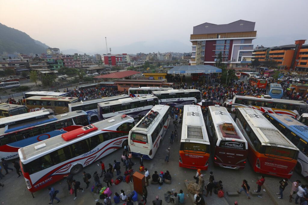 Terminal bus di Kathmandu, Nepal, ramai oleh calon penumpang yang hendak mudik ke desanya, Rabu (28/4/2021) waktu setempat. Warga mudik setelah pemerintah setempat akan me-lockdown Kathmandu mulai 29 April hingga 13 Mei.
