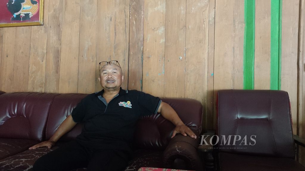  Eko Hardoyo alias Eko Kasmo saat di Sanggar Ngripto Raras, di Desa Sukorejo, Kecamatan Parengan, Tuban, Jawa Timur.