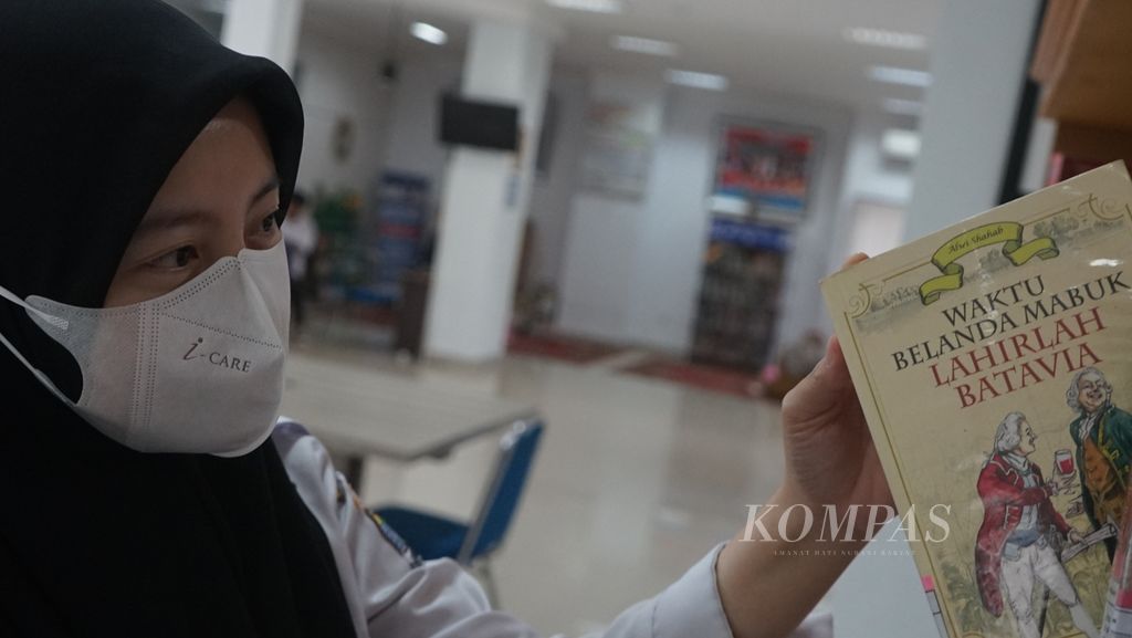 Seorang pengunjung sedang mengambil sebuah buku di perpustakaan Kantor Dinas Perpustakaan dan Kearsipan Kota Palembang, Sumatera Selatan, Selasa, (17/1/2023). Sejumlah upaya dilakukan untuk mendongkrak minat baca warga Palembang.