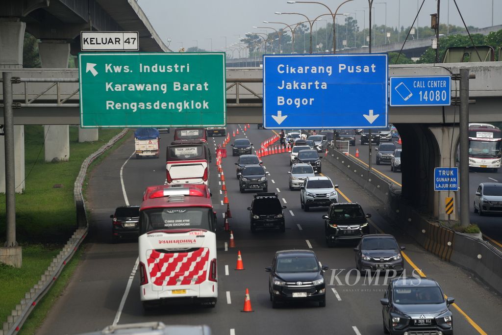 Polisi menerapkan kebijakan lawan arus (<i>contraflow</i>) di Jalan Tol Jakarta-Cikampek Km 47, Karawang, Jawa Barat, Sabtu (6/4/2024). 