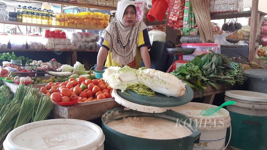 Seorang pedagang dan bahan baku papeda yang dijualnya, di Pasar Gotalamo, Daruba, Kabupaten Pulau Morotai, Maluku Utara, akhir Juli 2022.