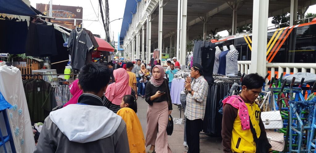 Pedagang kaki lima berjualan di trotoar Jalan Jatibaru Raya, Tanah Abang, Rabu (15/5/2019). Mereka memanfaatkan Ramadhan untuk menambah penghasilan meskipun Pemerintah Provinsi DKI Jakarta melarang berjualan di trotoar.