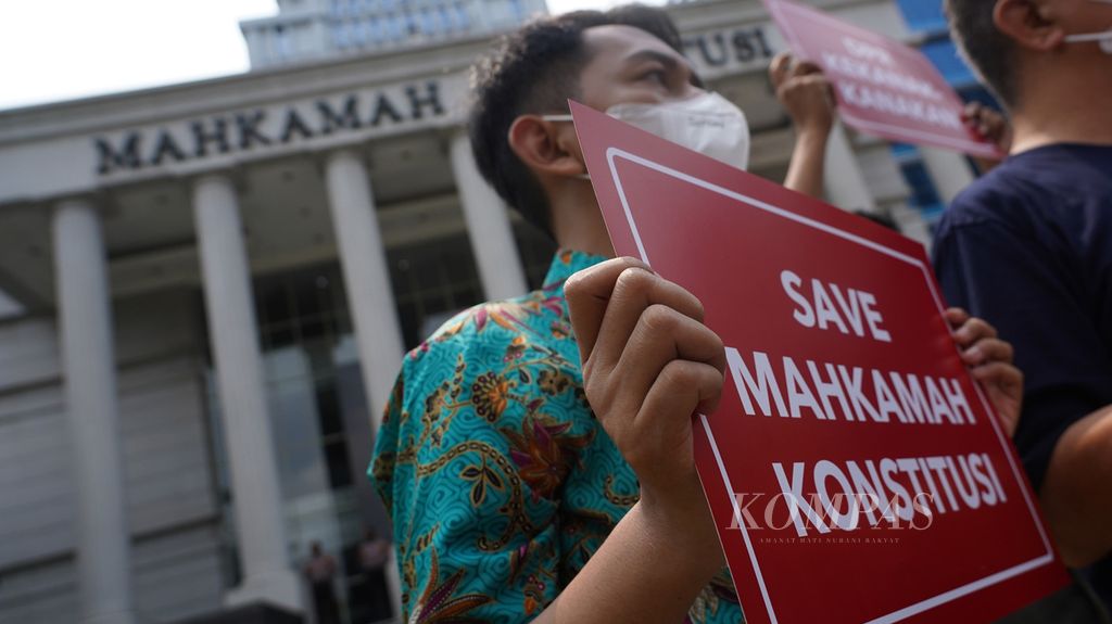 Aktivis Indonesia Corruption Watch (ICW) dan perwakilan elemen masyarakat yang tergabung dalam Masyarakat Madani menggelar unjuk rasa menyuarakan penyelamatan Mahkamah Konstitusi di halaman Gedung Mahkamah Konstitusi, Jakarta, 4 Oktober 2022. 