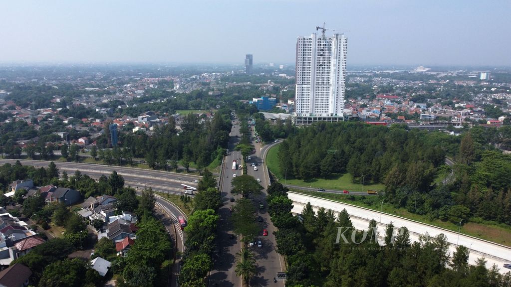 Suasana sudut Kota Tangerang Selatan, Banten, yang diwarnai pembangunan rumah susun, seperti rumah susun Semesta Mahata Serpong berbasis <i>transit oriented development</i> (TOD) di Stasiun Rawa Buntu, 22 Mei 2023. 