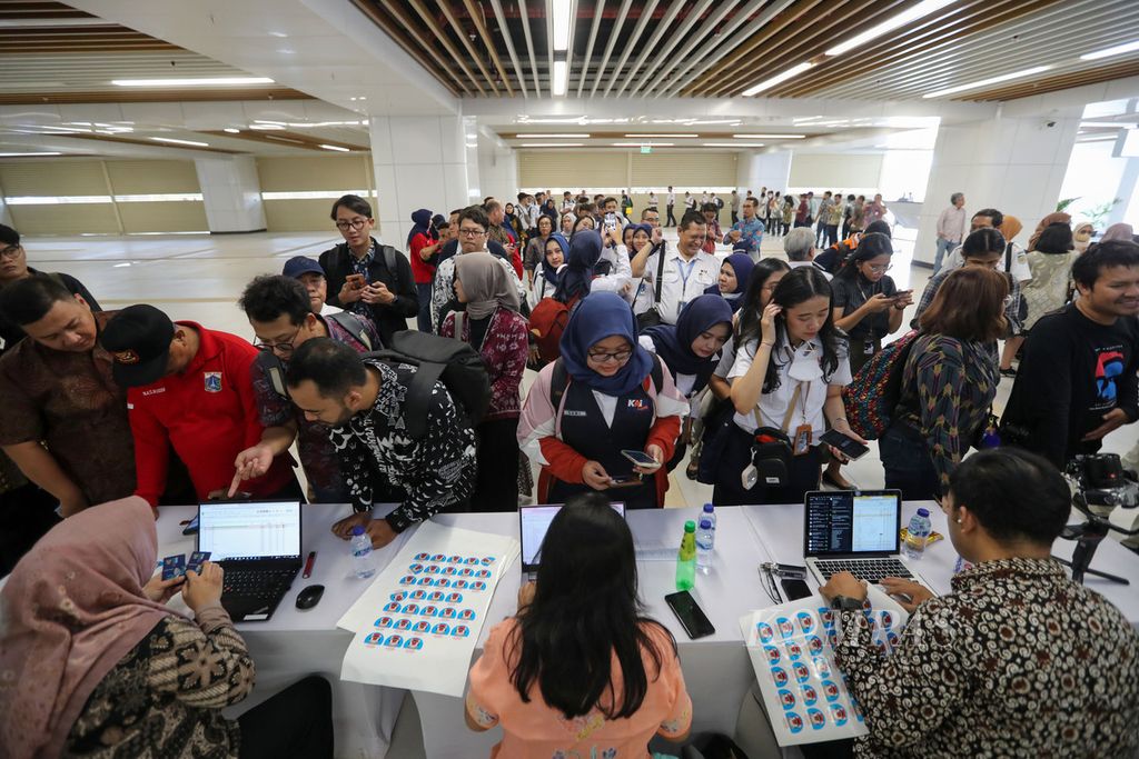 Calon penumpang berbaris untuk memverifikasi data diri guna mengikuti uji coba operasional Kereta Cepat Indonesia China (KCIC) di Stasiun Halim, Jakarta, Jumat (15/9/2023). 