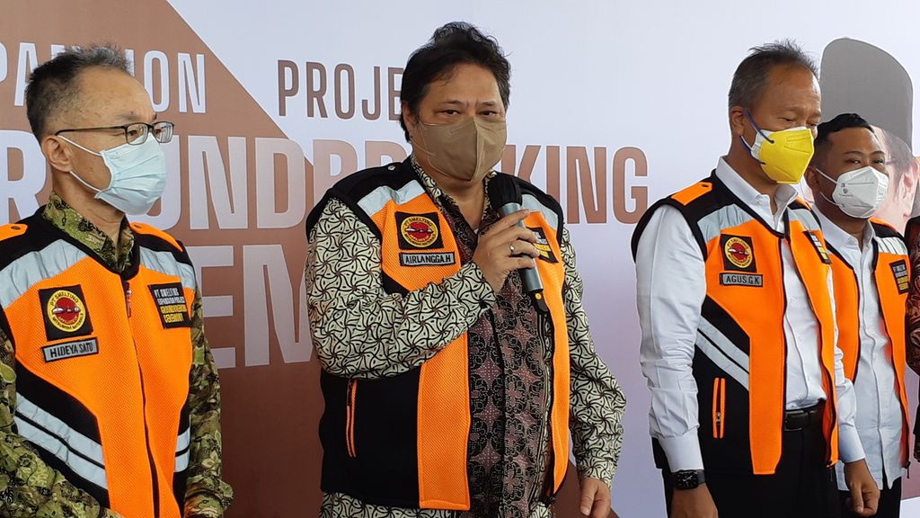 Menko Perekonomian Airlangga Hartarto saat peletakan pembangunan perluasan pabrik peleburan tembaga PT Smelting di Gresik, Sabtu (19/2/2022).