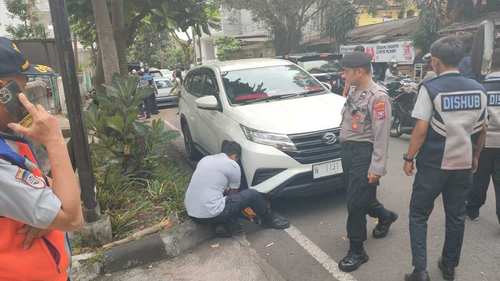 Petugas menggembok kendaraan yang diparkir di tempat yang dilarang untuk parkir di Kota Malang, Jawa Timur. Persoalan parkir menjadi perhatian pemerintah setempat, utamanya menjelang Lebaran 2023. Sebab, parkir sembarangan selama ini menjadi salah satu penyebab kemacetan di Kota Malang.