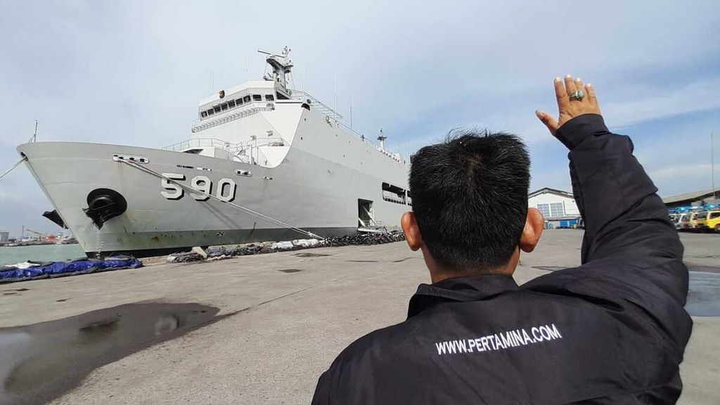 KRI Makassar 590 berlayar menuju Pulau Karimunjawa, Kabupaten Jepara dari Pelabuhan Tanjung Emas, Kota Semarang, Jawa Tengah, Kamis (5/1/2023). 