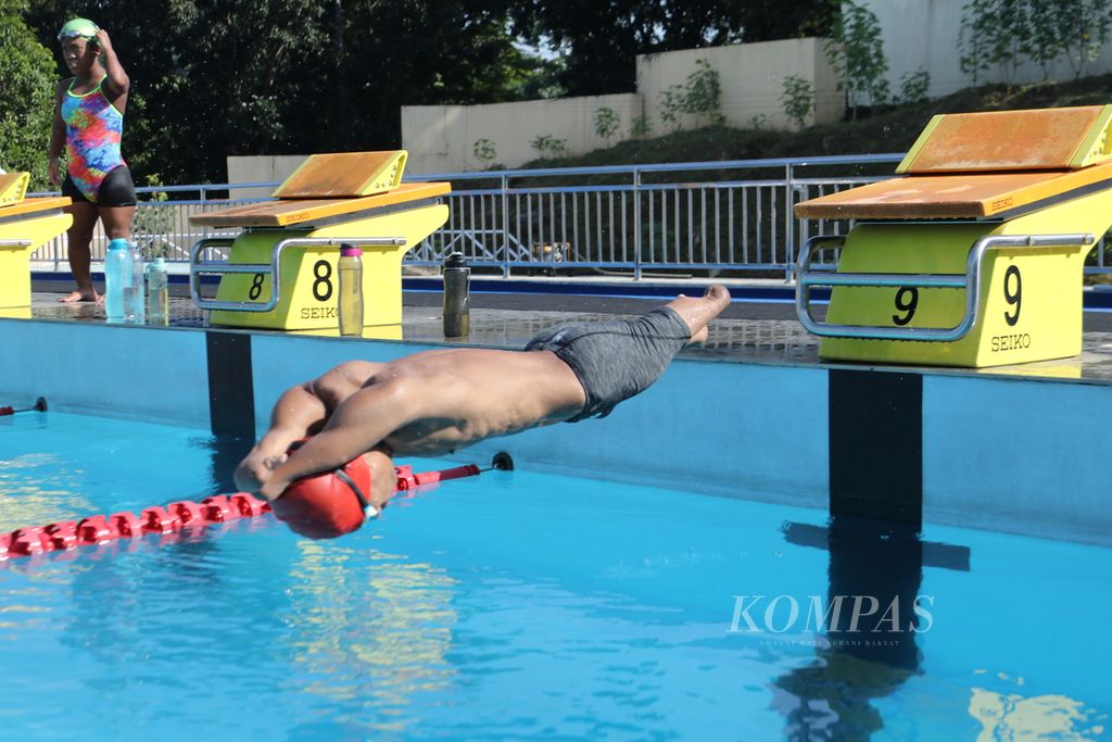 Atlet renang paralimpiade klasifikasi S5, Simson Abraham Samuel Situmorang, berlatih start di kolam renang Jatidiri, Semarang, Jawa Tengah, Selasa (26/7/2022). Cabang renang paralimpiade menargetkan 27 medali emas dalam ASEAN Para Games yang berlangsung 30 Juli-6 Agustus 2022.