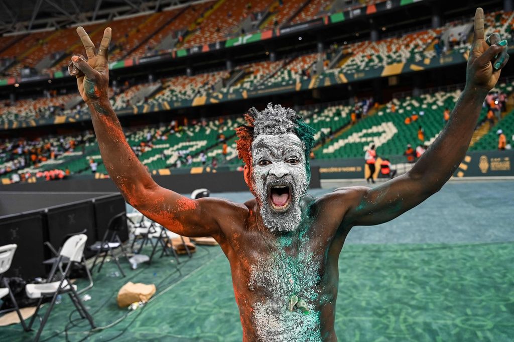 Seorang suporter tim Pantai Gading melakukan selebrasi setelah timnya memenangi pertandingan final Piala Afrika 2023 antara Pantai Gading dan Nigeria di Stadion Alassane Ouattara, Abidjan, Pantai Gading, Senin (12/2/2024) dini hari WIB. Pantai Gading mengalahkan Nigeria, 2-1. 