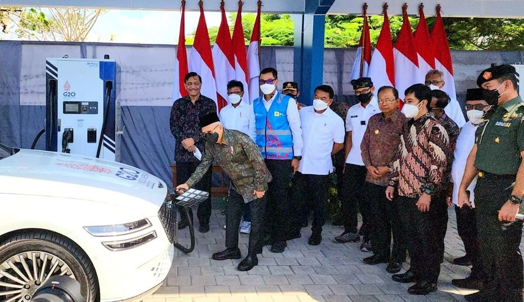 Dokumentasi PT PLN menampilkan kegiatan Wakil Presiden KH Maruf Amin pada Selasa (30/8/2022) saat mencoba mengisi daya mobil listrik di fasilitas SPKLU, yang disiapkan PLN untuk mendukung pelaksanaan KTT G20 di Bali. 