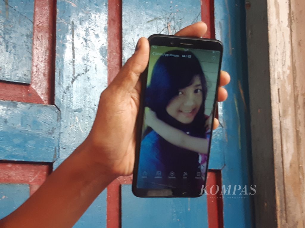 Marliyana (33), kakak Vina, menunjukkan foto adiknya di rumahnya di Jalan Kapten Samadikun, Kota Cirebon, Jawa Barat, Selasa (14/5/2024). 