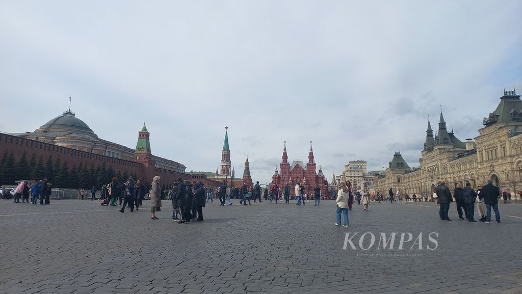 Wisatawan baik dari luar Moskwa maupun mancanegara mengunjungi Lapangan Merah yang berada di depan Kremlin, Sabtu (30/3/2024).