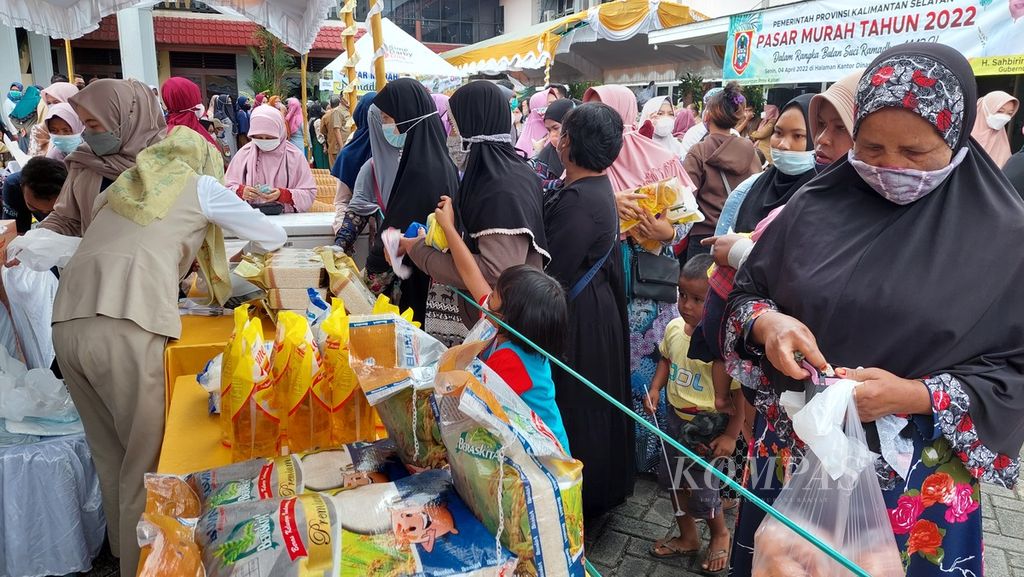 Warga mengantre membeli bahan kebutuhan pokok di lokasi Pasar Murah Ramadhan di halaman Kantor Dinas Perdagangan Provinsi Kalimantan Selatan, di Banjarmasin, Senin (4/4/2022).