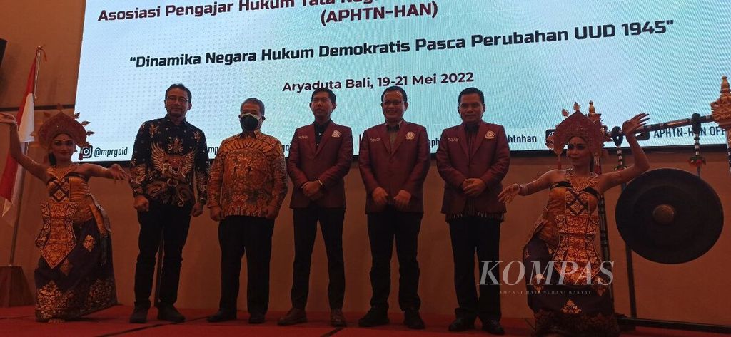 Pembukaan Konferensi Nasional Asosiasi Pengajar Hukum Tata Negara dan Hukum Administrasi Negara (APHTN-HAN) di Bali, Kamis (19/5/2022). 