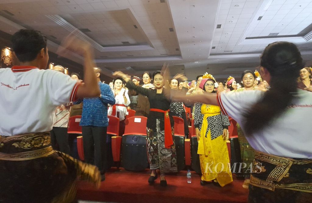 Menteri Pemberdayaan Perempuan dan Perlindungan Anak I Gusti Ayu Bintang Darmawati (tengah) turut menggerakkan badan dalam senam "Sapa 129" serangkaian acara Peringatan Hari Ibu (PHI) Ke-95 di Gedung Dharma Negara Alaya (DNA) Art and Creative Hub Denpasar, Kota Denpasar, Bali, Senin (18/12/2023).