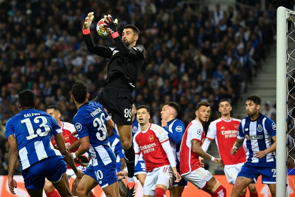 Penjaga gawang Porto, Diogo Costa, menyelamatkan gawangnya dalam pertandingan pertama babak 16 besar Liga Champions antara Porto dan Arsenal di Stadion Do Dragao, Porto, Kamis (22/2/2024) dini hari WIB. 