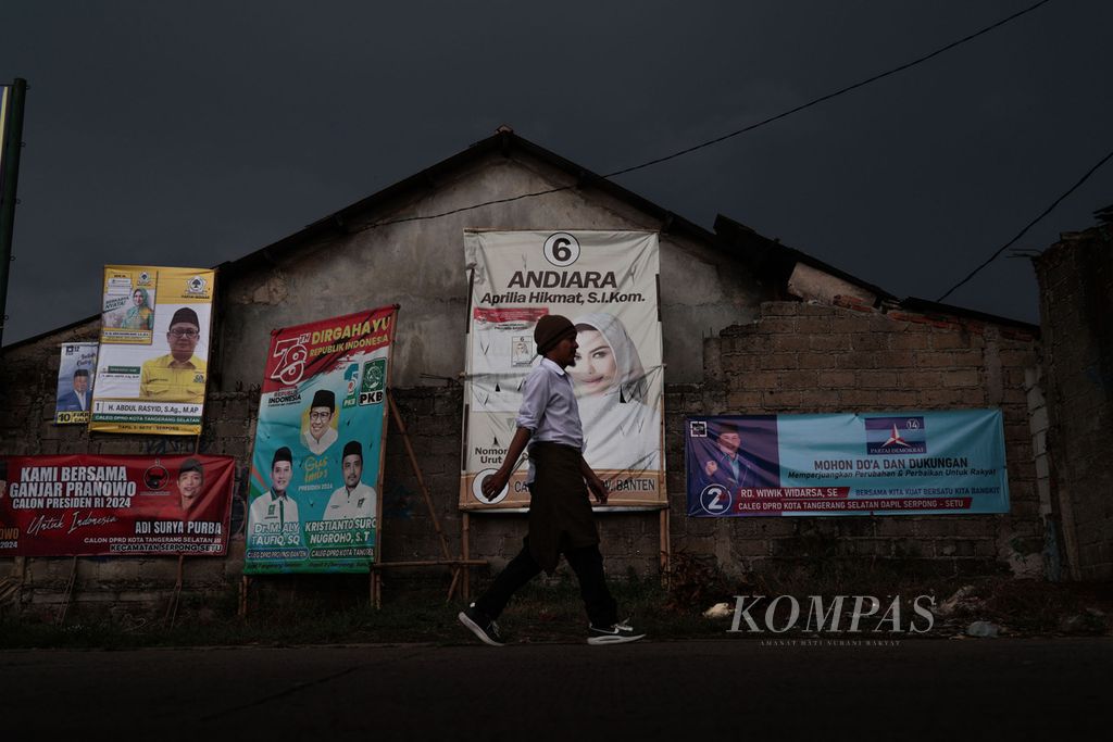 Alat peraga kampanye calon anggota legislatif pada Pemilu 2024 terpasang di kawasan Babakan, Tangerang Selatan, Banten, Minggu (12/11/2023). 