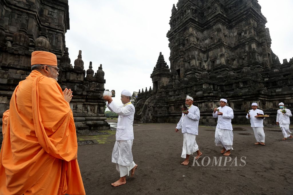 Salah satu anggota delegasi peserta konferensi G20 Religion Forum (R20) dari India memberi penghormatan kepada umat Hindu yang melakukan prosesi ritual Tumpek Landep di Candi Prambanan, Sleman, DI Yogyakarta, Sabtu (5/11/2022). 