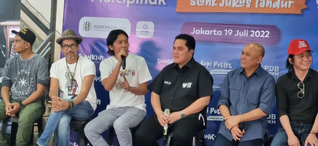 Grup musik Slank secara resmi, Selasa (18/7/2022), meluncurkan pendirian koperasi yang diberi nama Slankops di markas Slank di Jalan Potlot III, Jakarta. Personel Slank, Bimbim (ketiga dari kiri), menggambarkan pendirian Slankops yang diawali dengan obrolan sederhana pada 2019. 