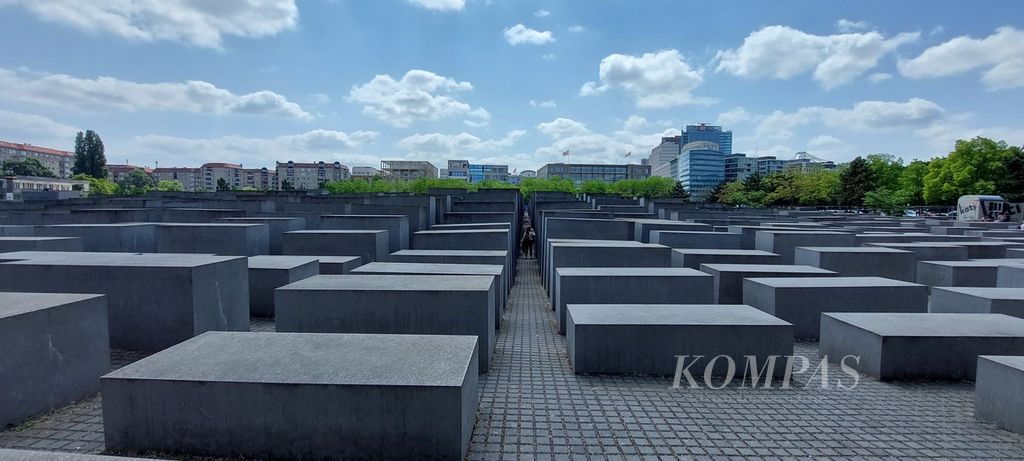 Taman peringatan pembunuhan kaum Yahudi di Eropa di dekat Brandenburg Gate, Berlin, Kamis (25/5/2023).