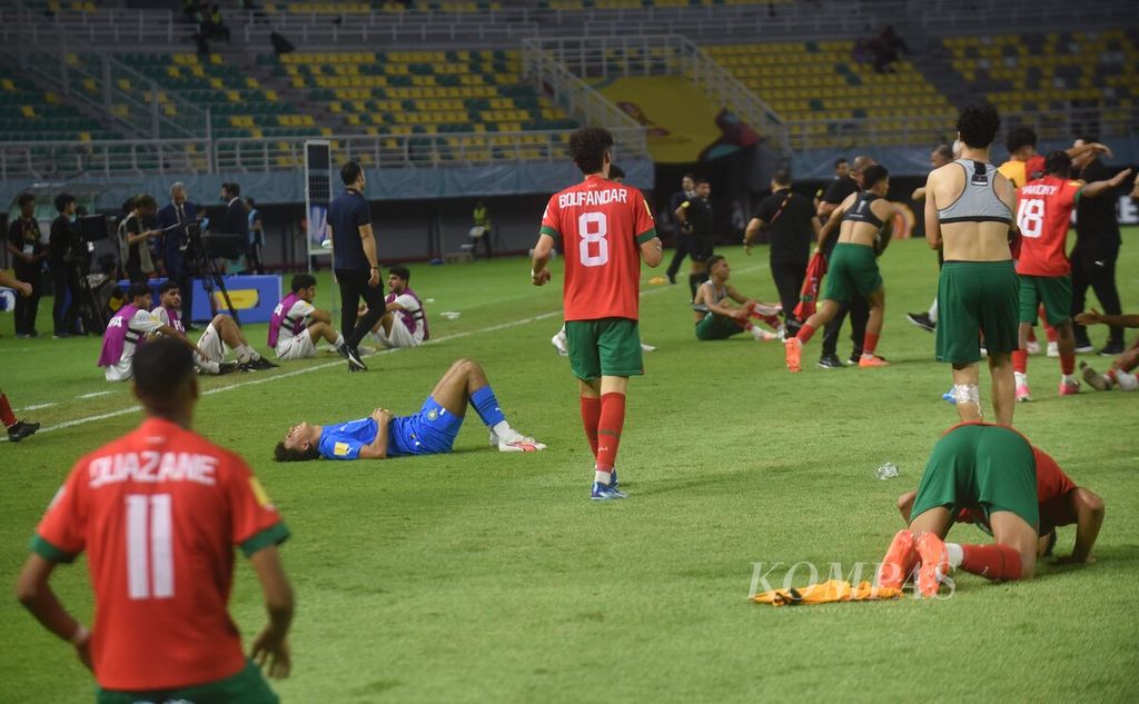 Suasana lapangan seusai Maroko mengalahkan Iran dalam babak adu pinalti pada babak 16 besar Piala Dunia U-17 2023 di Stadion Gelora Bung Tomo, Selasa (21/11/2023). Tim Maroko U-17 melaju ke perempat final usai mengalahkan Iran 4-1 (1-1) dalam adu penalti. 
