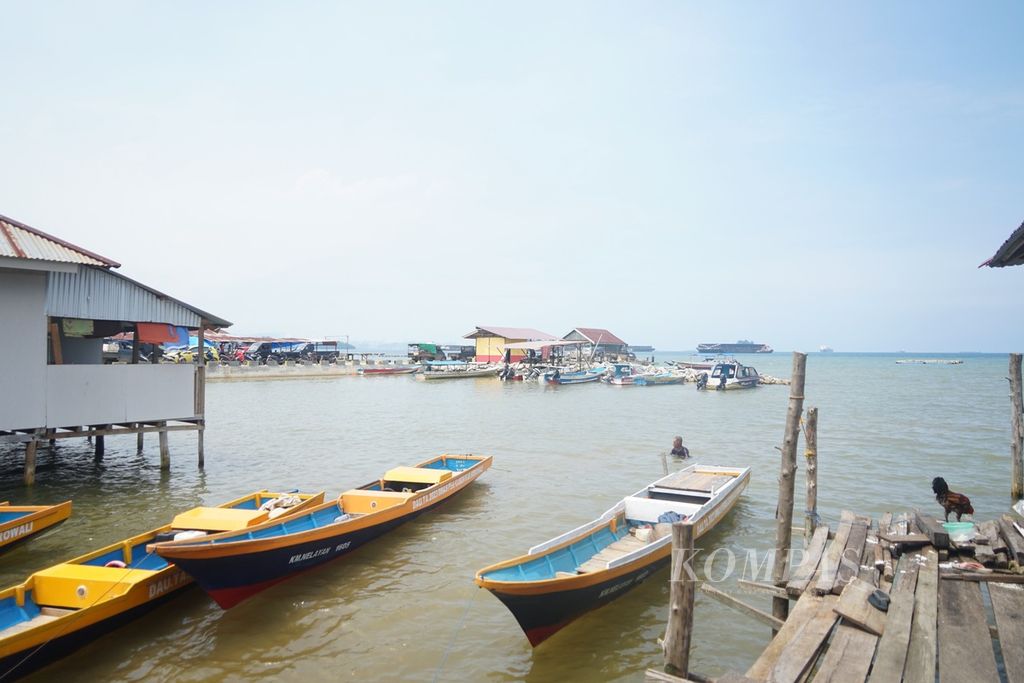 Seorang nelayan memarkirkan perahu di air laut keruh di pesisir Desa Bete-Bete, Bahodopi, Morowali, Sulawesi Tengah, Kamis (8/2/2024). Kondisi pesisir, lingkungan, hingga sosial masyarakat berubah setelah industri hilirisasi nikel masif di wilayah ini.