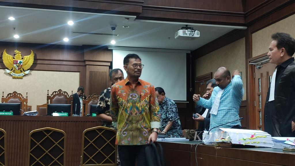 Former Minister of Agriculture, Syahrul Yasin Limpo, attended a hearing with an examination of witnesses agenda at the Jakarta Corruption Criminal Court, on Wednesday (8/5/2024).