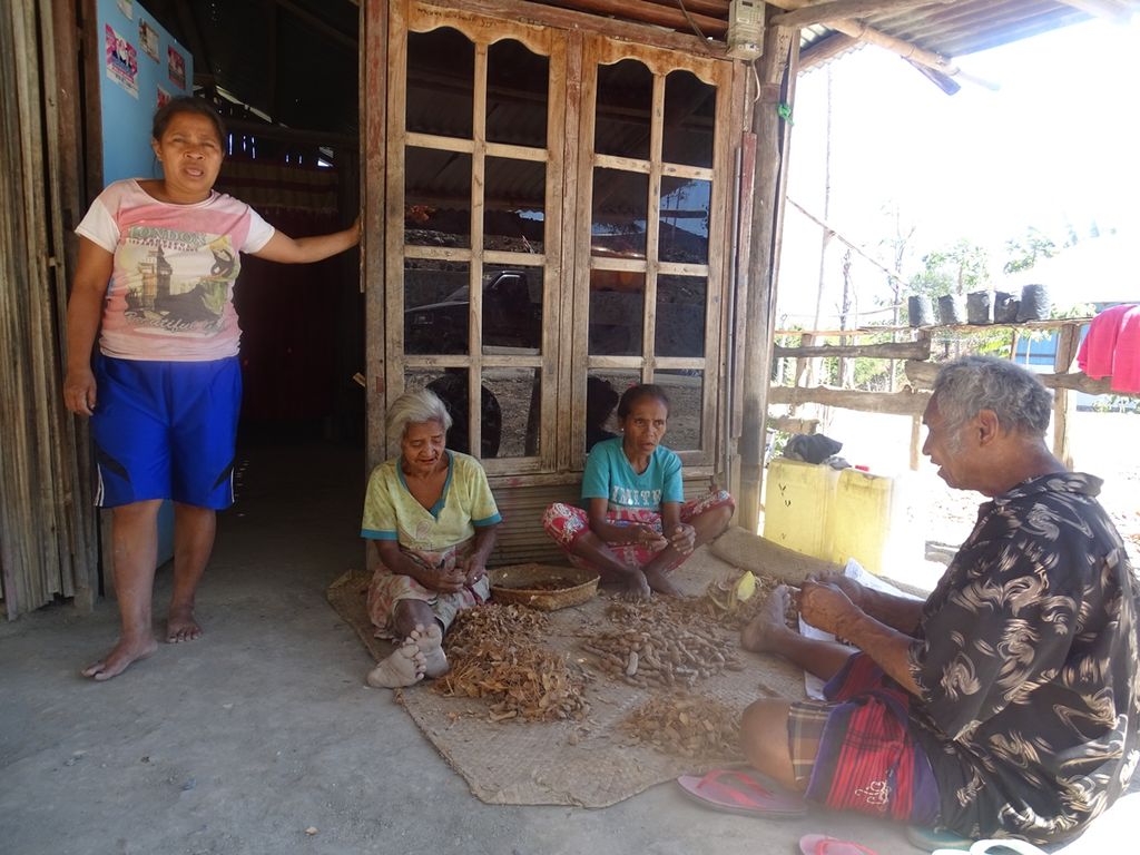 A family in Umaklaran Village, Belu Regency, NTT, is peeling tamarind skin to be sold. Poor families like this are easily persuaded by illegal migrant worker brokers to send their productive-aged children or family members abroad.