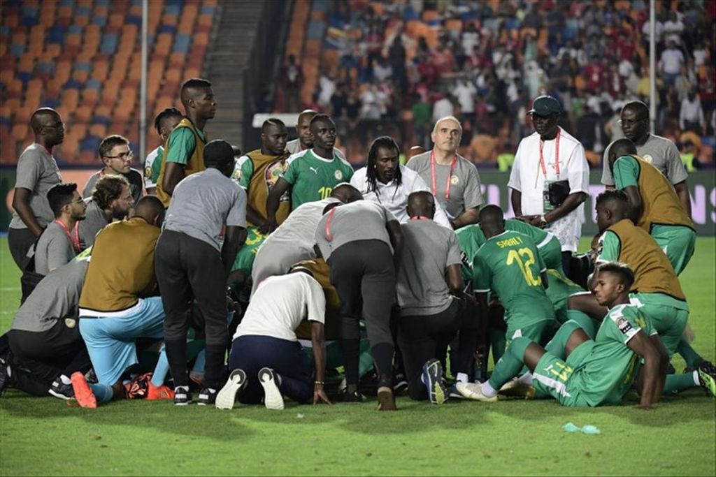 Pelatih Senegal Aliou Cisse (tengah) berbicara kepada timnya setelah kalah pada pertandingan final Piala Afrika 2019 melawan Aljazair dengan skor 0-1 di Stadion Internasional, Kairo, Mesir, Sabtu (20/7/2019). Kekalahan tersebut membuat Senegal kembali mengulang kegagalan mereka menjadi yang terbaik di Afrika seperti pada tahun 2002.