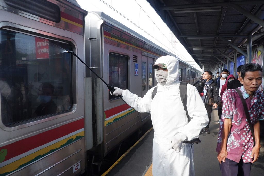Petugas Kepolisian Resor Tangerang Selatan menyemprotkan disinfektan di sekitar area Stasiun Rawa Buntu, Kamis (19/3/2020).