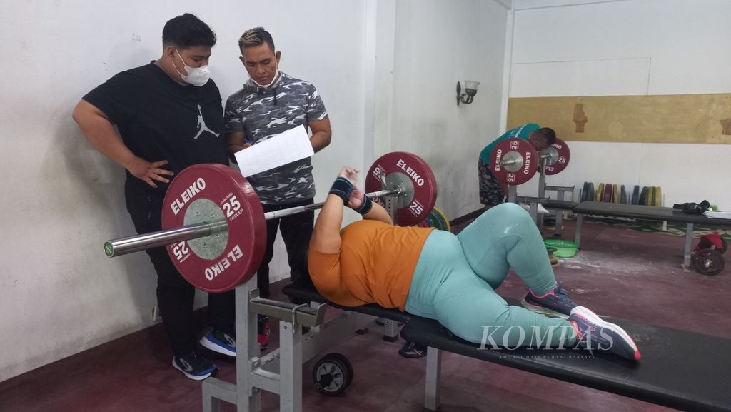 Lifter difabel kelas +86 kilogram, Sriyanti, berlatih di Hotel Kusuma Sahid Prince, Surakarta, Jawa Tengah, Jumat (2/8/2024), untuk persiapan Paralimpiade Paris 2024.