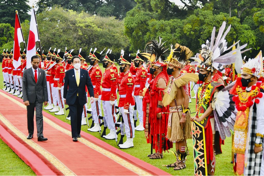 Presiden Joko Widodo dan Perdana Menteri Jepang Fumio Kishida menginspeksi pasukan saat berada di Istana Kepresidenan Bogor, Jawa Barat, Jumat (29/4/2022). 