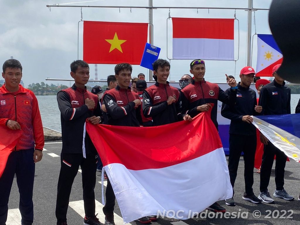 Tim rowing Indonesia merebut medali emas SEA Games 2021 dari nomor Men's Lightweight Coxless Four di Haiphong Canoeing and Rowing Training Center, Jumat (13/5/2022) siang. Emas dipersembahkan Mahendra Yanto, Ferdiansyah, Ali Buton, dan Denri Maulidzar Al Cibiffari.