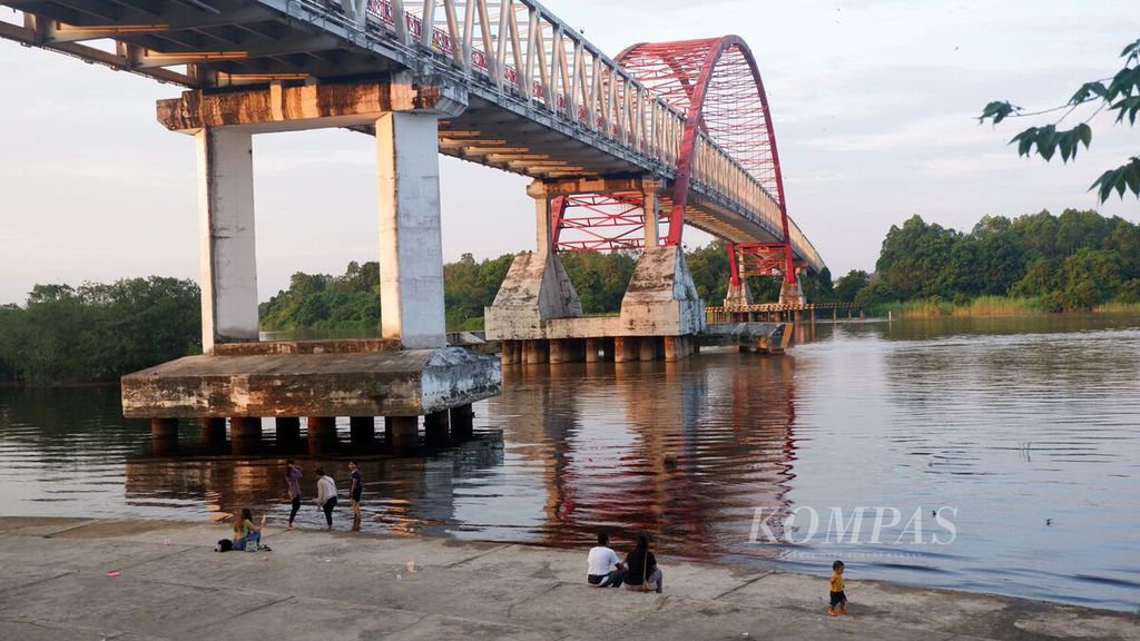 Warga bersantai di bawah Jembatan Kahayan di Kota Palangkaraya, Kalimantan Tengah, Rabu (17/5/2023) sore. Di bawah jembatan sepanjang 640 meter itu, warga bisa menikmati pemandangan Sungai Kahayan.