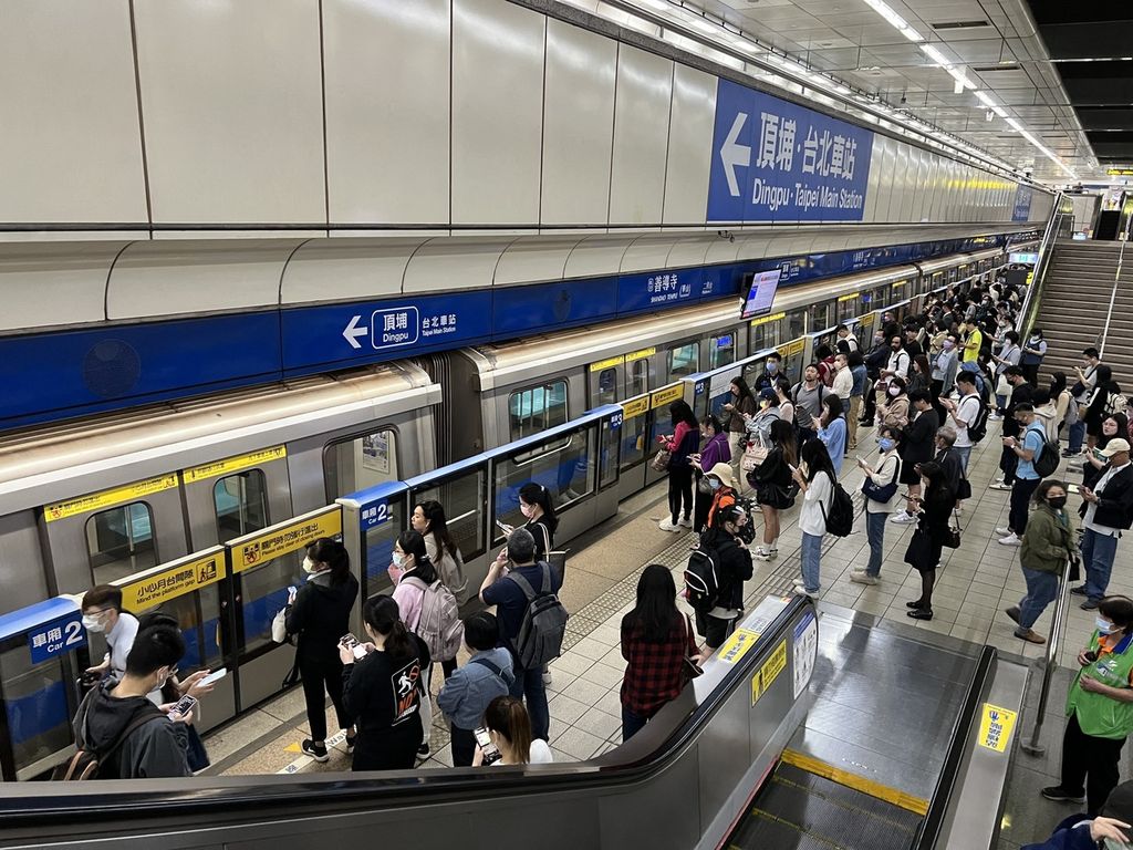 Warga berada di stasiun kereta di Taipei sedang menunggu setelah sarana transportasi  tersebut dihentikan akibat gempa yang melanda Taiwan, Rabu (3/4/2024). 