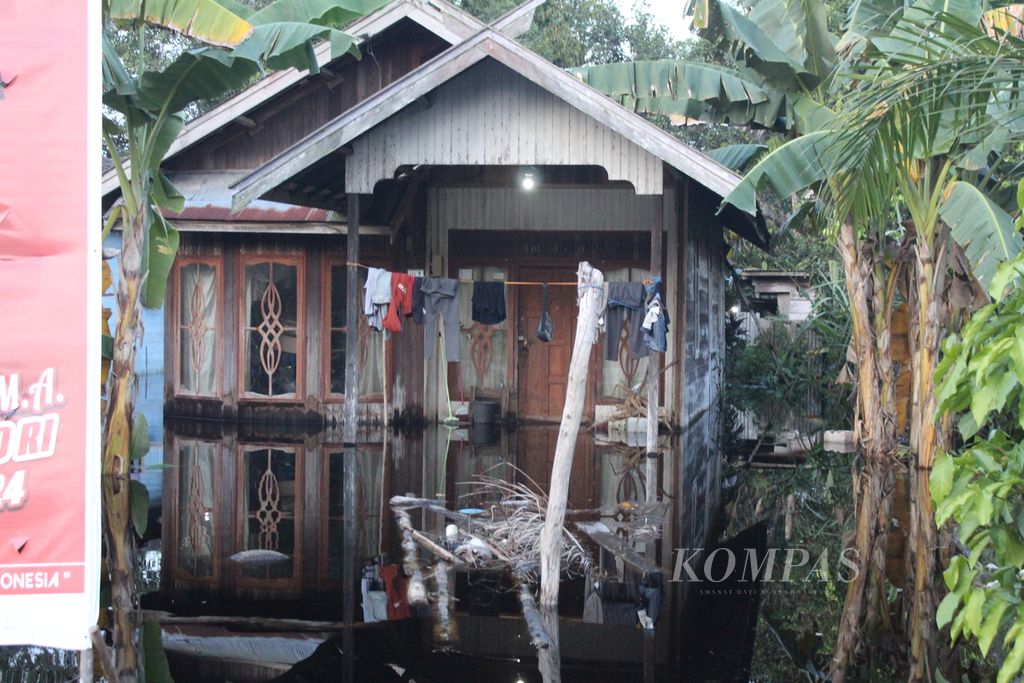 Rumah warga di Desa Dusun Jutuh, Kabupaten Barito Selatan, Kalimantan Tengah, pada Rabu (24/1/2024), terendam banjir. Pemilik rumah sudah mengungsi ke rumah-rumah kerabat mereka.