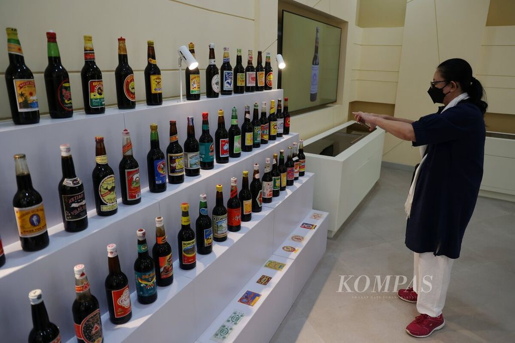 Ratusan botol kecap lokal dari berbagai jenama ditampilkan dalam pameran "Koleksi Kecap Nusantara Rasa Lestari" yang berlangsung di Teater Pengetahuan Gedung Rektorat Universitas Padjadjaran Kampus Jatinangor, Sumedang, Jawa Barat, Selasa (13/6/2023). 
