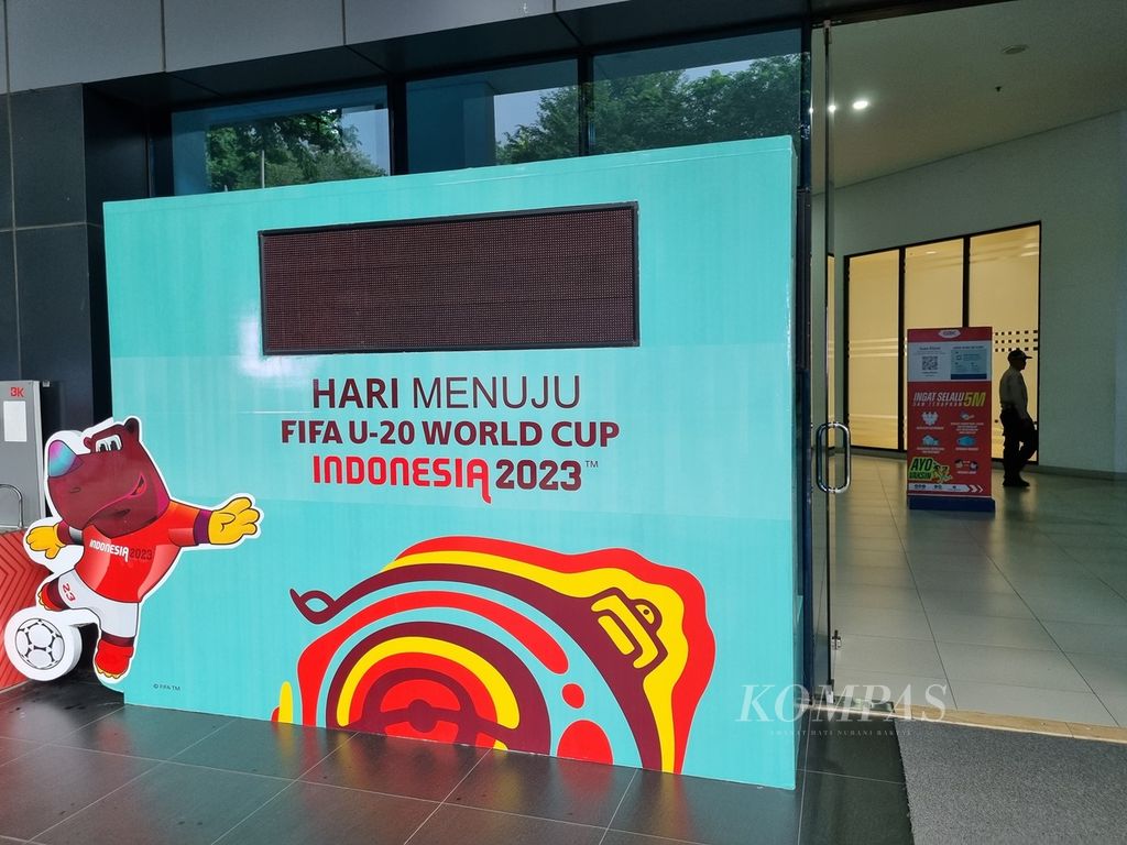 Media iklan elektronik untuk menghitung mundur Piala Dunia U-20 2023 berada di kantor PSSI yang berada di Arena GBK, Jakarta, Minggu (26/3/2023). Materi promosi telah disiapkan enam kota tuan rumah. 