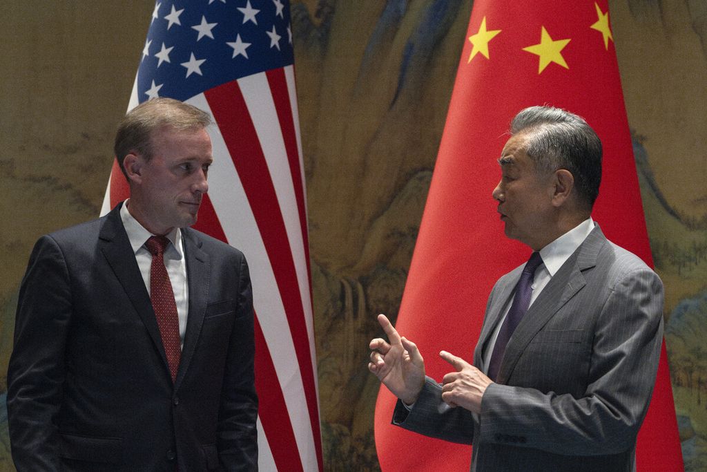 Menteri Luar Negeri China Wang Yi (kanan) berbincang dengan Penasihat Keamanan Nasional Amerika Serikat Jake Sullivan sebelum pertemuan bilateral di Danau Yanqi, Beijing, China, Selasa (27/8/2024). 