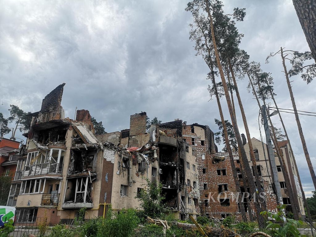 Apartemen Lypky di Irpin, Ukraina, yang hancur setelah serangan oleh militer Rusia, 26 Juni 2022.  