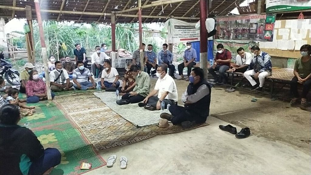 Tenaga Ahli Utama Kedeputian II Kantor Staf Presiden Usep Setiawan (kanan) menemui petani Desa Simalingkar, Deli Serdang, Sumatera Utara, Kamis (24/6/2021). 